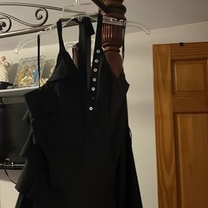 Super cute dress half plated little Lasic in the back ties around the neck